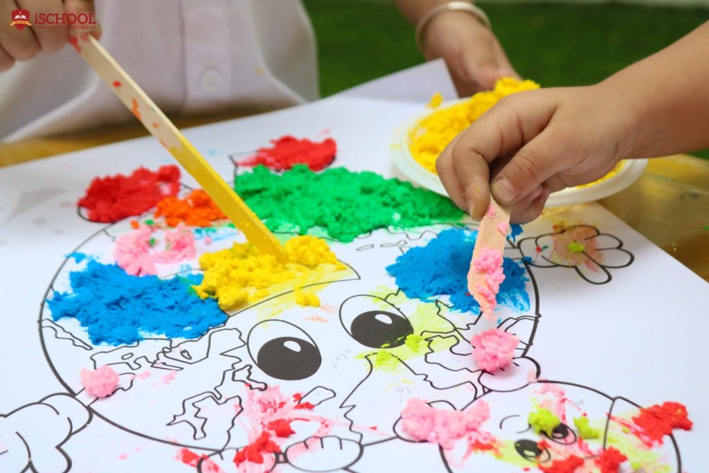 iSers làm tranh bằng giấy tái chế