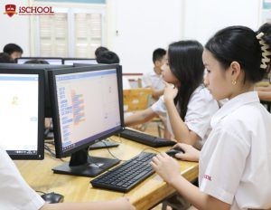 iSers Tiểu học trong tiết học về lập