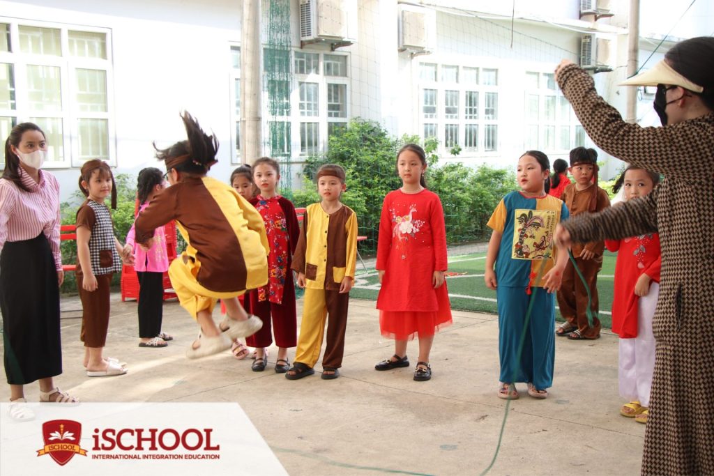 iSchool Hà Tĩnh: Học sinh Khối Tiểu học trải nghiệm trò chơi dân gian