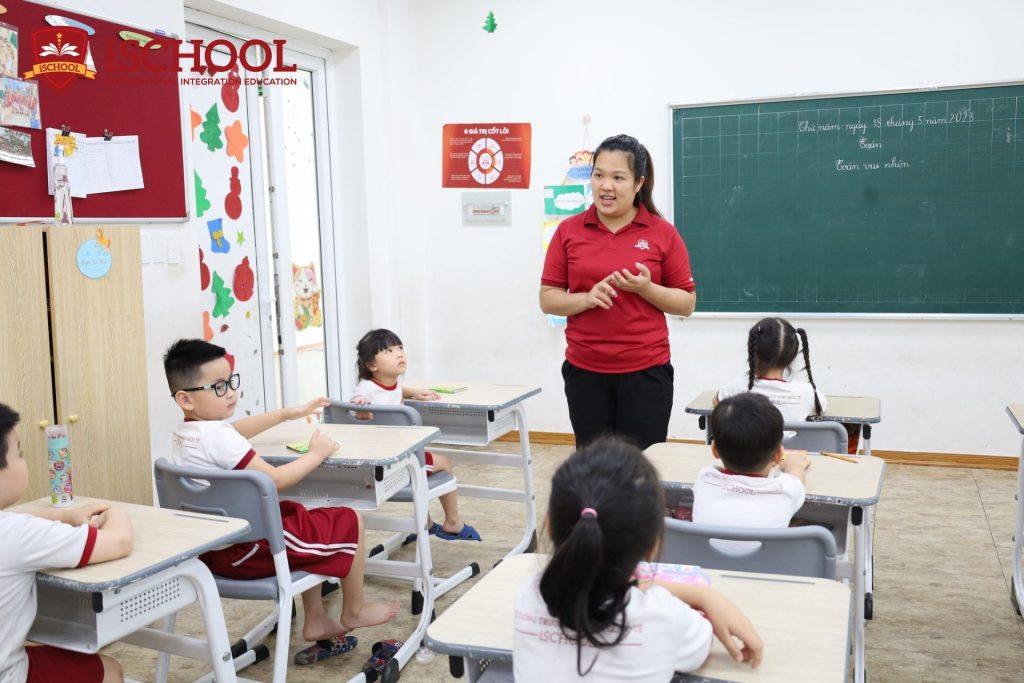 HÀO HỨNG VỚI TRẢI NGHIỆM LÀM QUEN VỚI LỚP TIỂU HỌC CỦA CÁC BẠN iSER KINDY 5