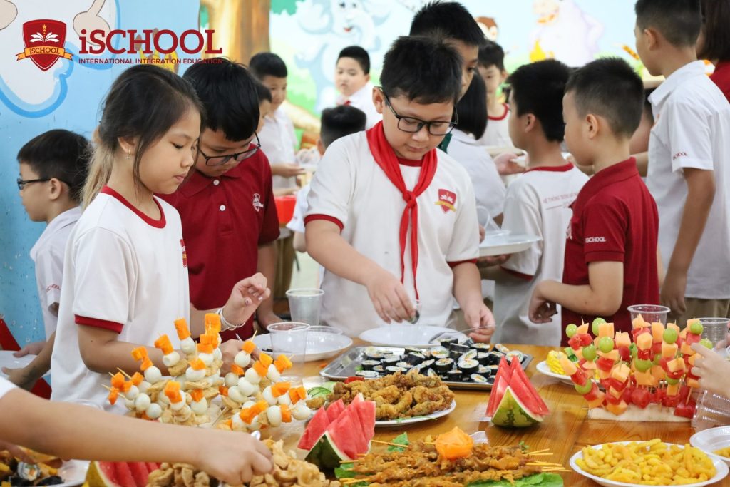 HỌC SINH iSCHOOL CẨM PHẢ HÁO HỨC CHỜ ĐÓN BỮA TIỆC BUFFET TỔNG KẾT NĂM HỌC “SIÊU TO KHỔNG LỒ”