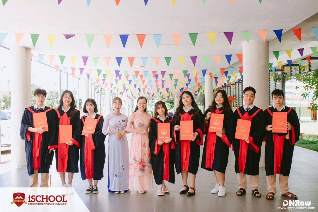 iSchool Quảng Trị-Xúc động trước những lời tâm tình của cô Hiệu trưởng gửi các em học sinh lớp 12