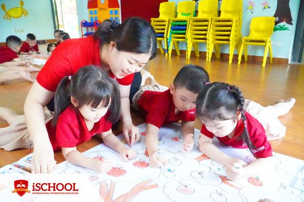 iSchool Quảng Trị-Đột nhập tiết hoạt động nhóm của iSers lớp Cherry và Kiwi!!