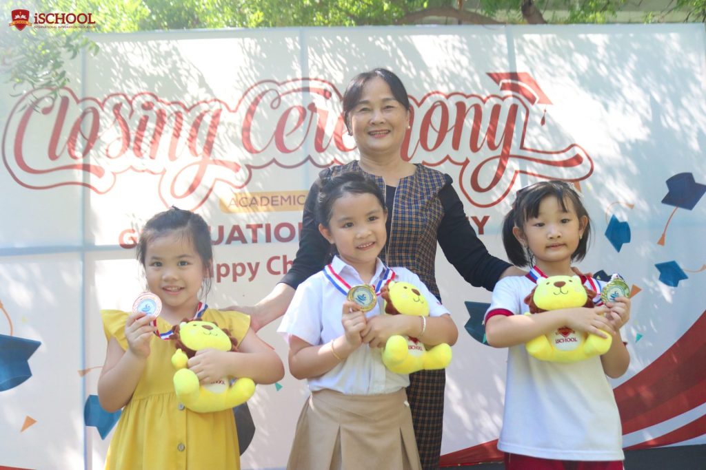 iSers đạt giải nội dung bơi nữ của khối kindy 4 trong cuộc thi "Swimming sports 2023"