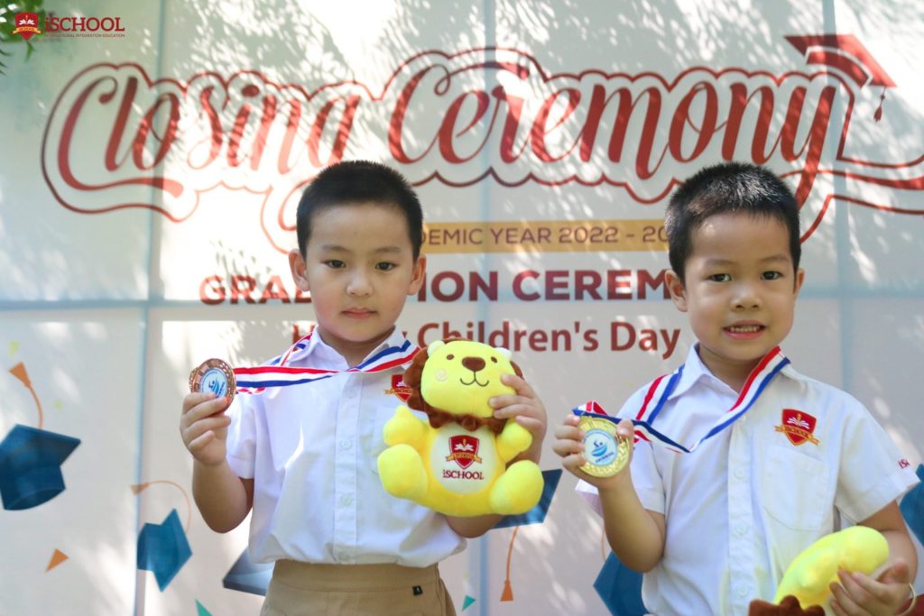 iSers đạt giải nội dung bơi nam của khối kindy 3 trong cuộc thi "Swimming sports 2023"