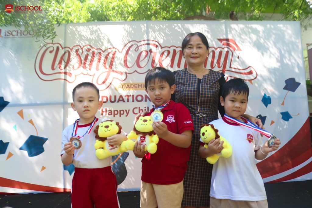 iSers đạt giải nội dung bơi nam của khối kindy 5 trong cuộc thi "Swimming sports 2023"