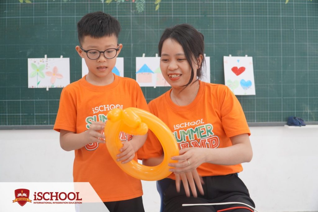 Khoá hè iSchool -Độc đáo tạo bong bóng nghệ thuật