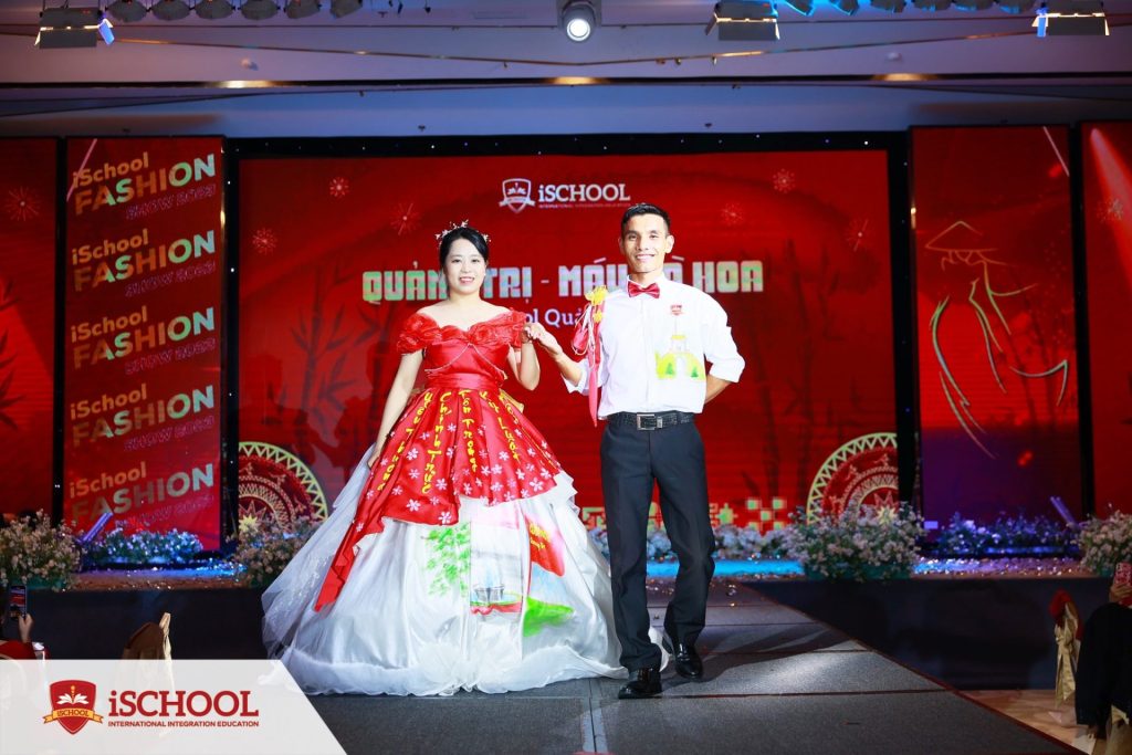 iSchool Fashion show- Quảng Trị: Máu và hoa