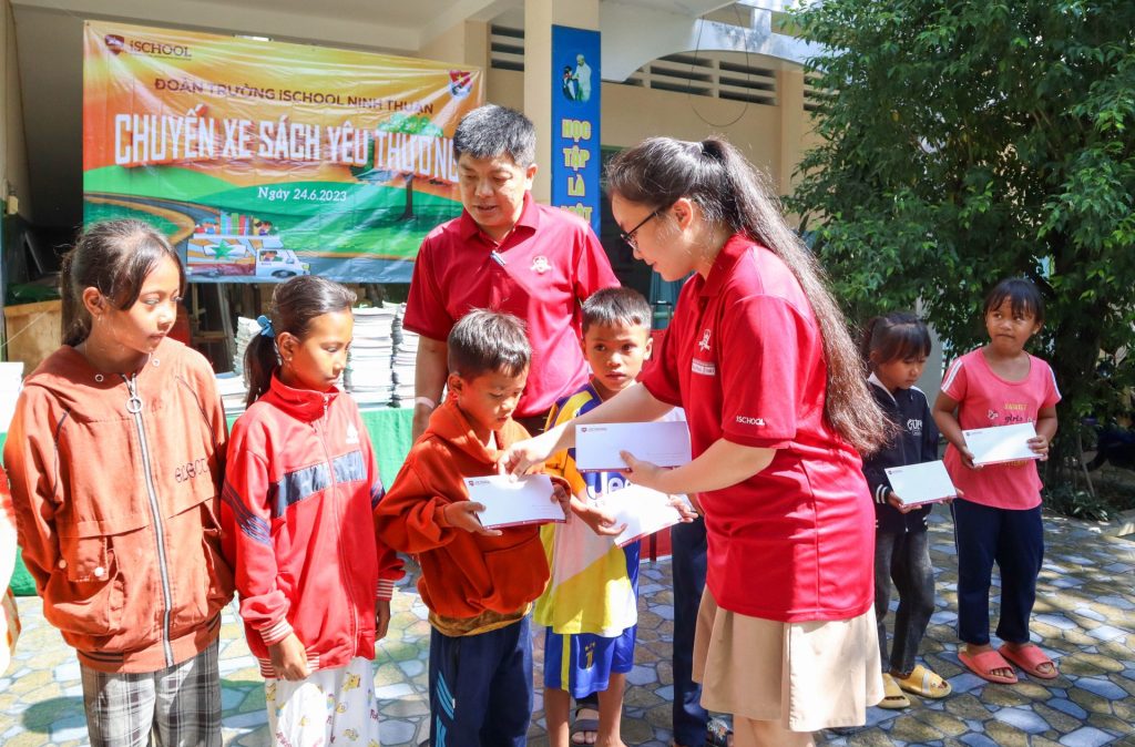 Đoàn Thanh niên iSchool Ninh Thuận tổ chức chuyến xe sách yêu thương đến xã nghèo Bác Ái