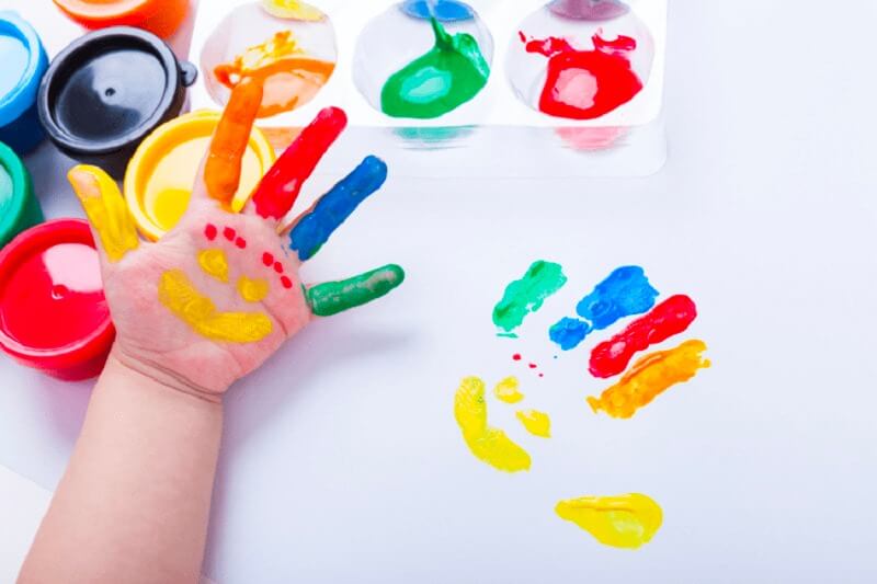Khi nào bố mẹ nên dạy bé nhận biết màu sắc
