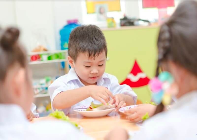 Dạy trẻ nhận biết màu sắc qua đồ ăn
