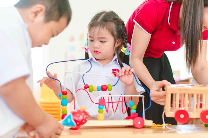 Dạy bé học màu sắc bằng đồ chơi