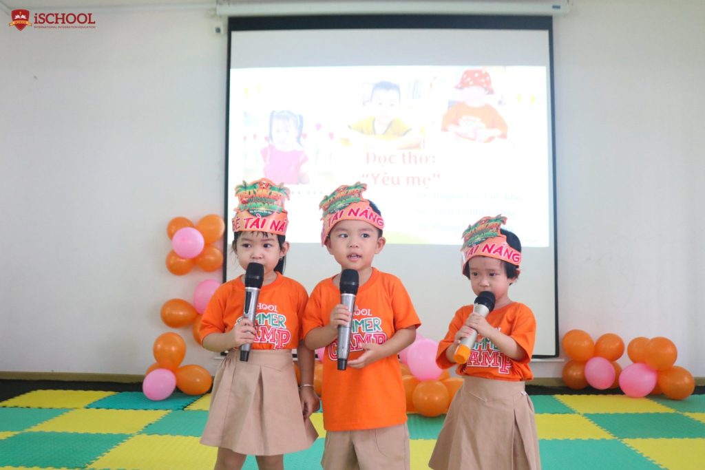 iSers tự tin, thể hiện năng khiếu đọc thơ