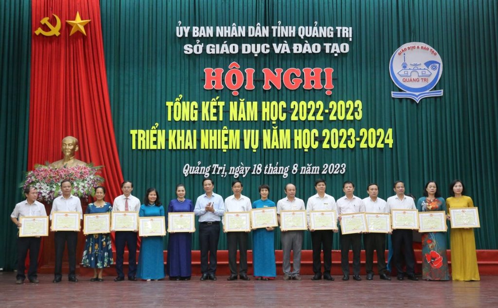 iSCHOOL QUẢNG TRỊ ĐƯỢC UBND TỈNH TẶNG DANH HIỆU “TẬP THỂ LAO ĐỘNG XUẤT SẮC”.