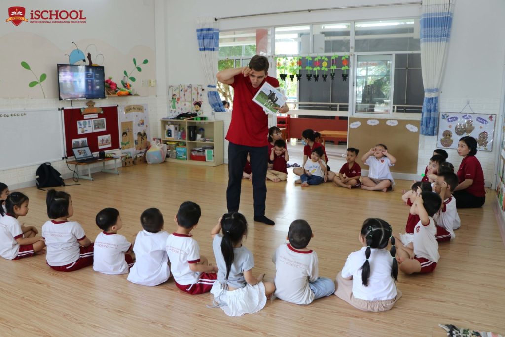 MẦM NON iSCHOOL BẠC LIÊU: VUI HỌC TIẾNG ANH CÙNG VỚI THẦY MIROEVSKII (MR.SEVEN)