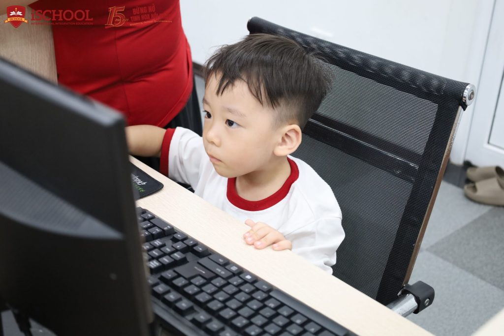 LÀM QUEN VỚI MÁY TÍNH VÀ GIÁO DỤC TRẺ TIẾP CẬN AN TOÀN VỚI THIẾT BỊ ĐIỆN TỬ