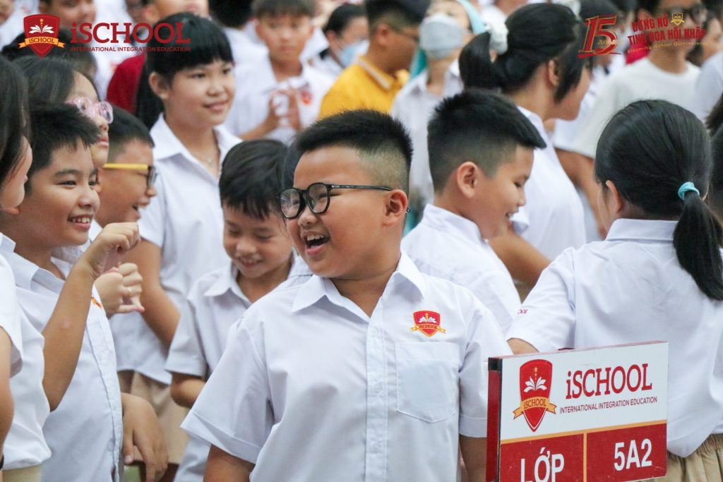 iSERS HÁO HỨC TRỞ LẠI TRƯỜNG NĂM HỌC MỚI