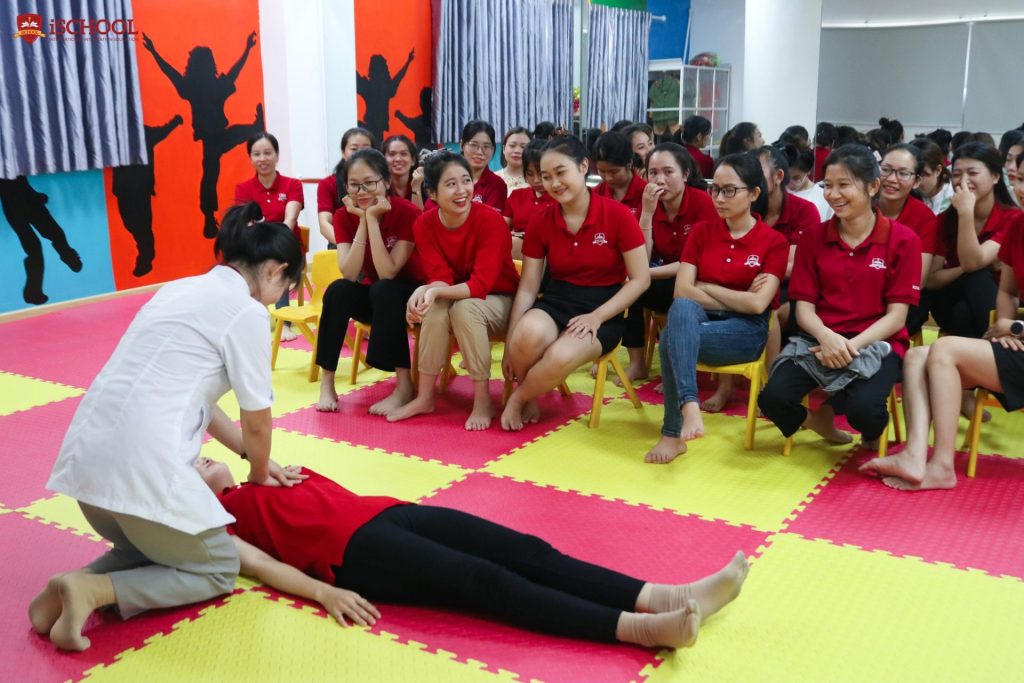 Bồi dưỡng kiến thức, kỹ năng trong công tác bán trú tại trường
