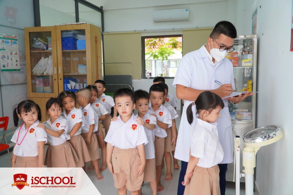 iSCHOOL QUẢNG TRỊ: CÂN ĐO ĐỊNH KỲ CHO TRẺ MẦM NON