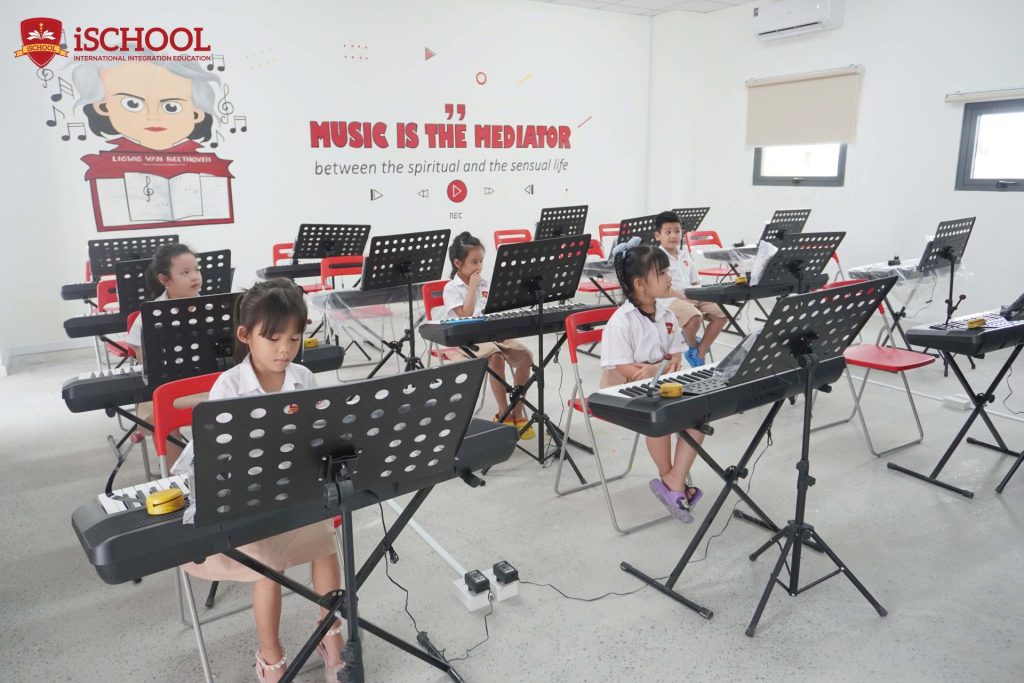 TRƯỜNG TIỂU HỌC iSCHOOL BẠC LIÊU: ĐỆM BẰNG NHẠC CỤ GÕ VÀ ĐỘNG TÁC CƠ THỂ QUA TIẾT HỌC ÂM NHẠC