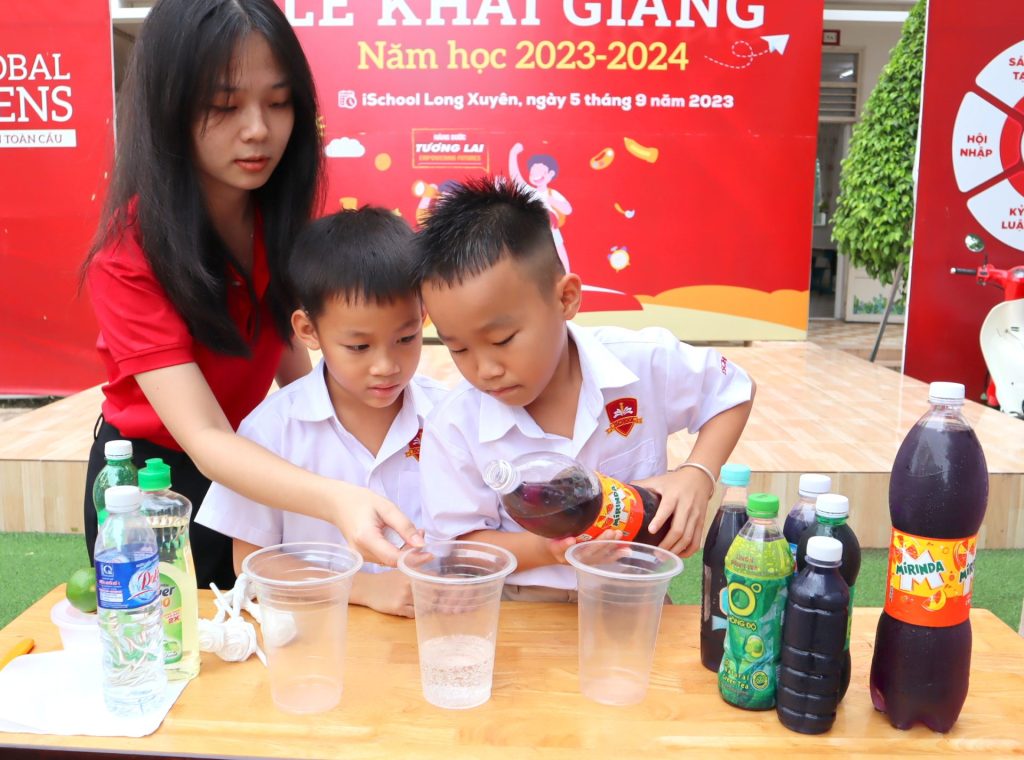 iSCHOOL LONG XUYÊN: iSERS TIỂU HỌC THAM GIA HOẠT ĐỘNG TRẢI NGHIỆM SỰ ĐỔI MÀU CỦA BẮP CẢI TÍM