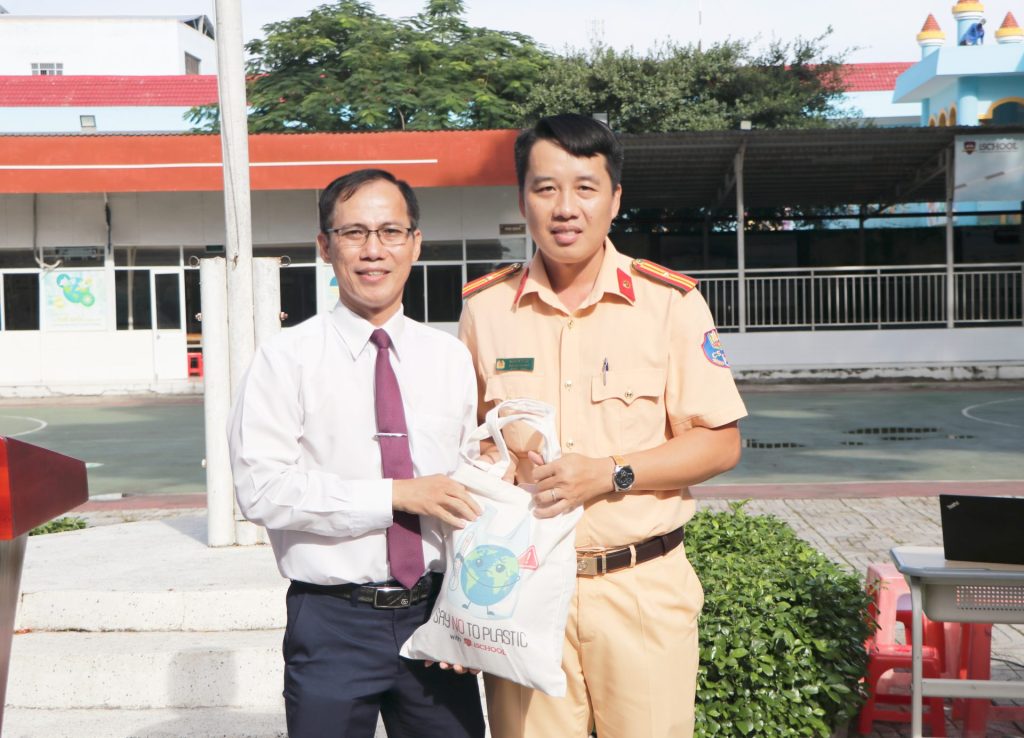 iSCHOOL SÓC TRĂNG TỔ CHỨC TUYÊN TRUYỀN AN TOÀN GIAO THÔNG CHO HỌC SINH