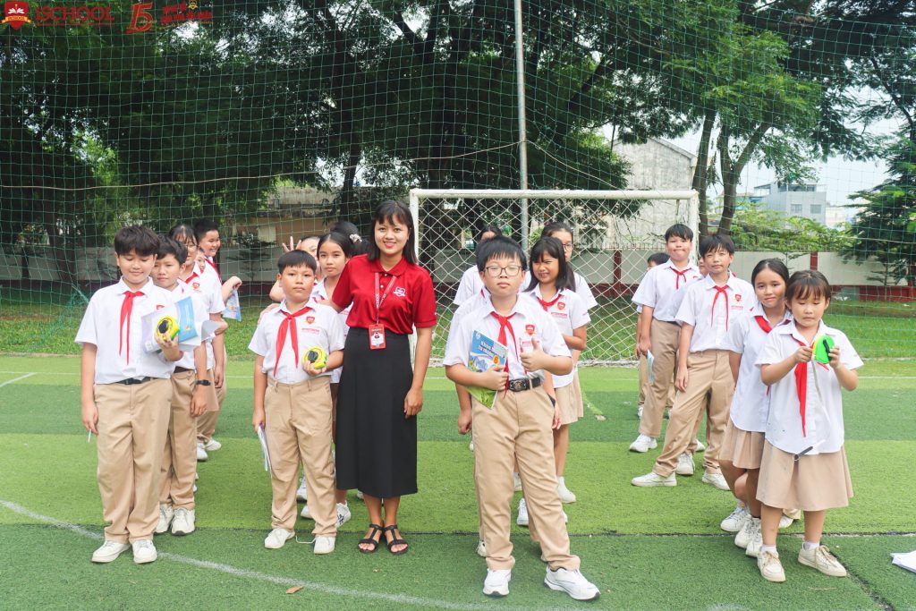iSers Long An thực hành đo độ dài trong giờ học Khoa học tự nhiên ngoài trời