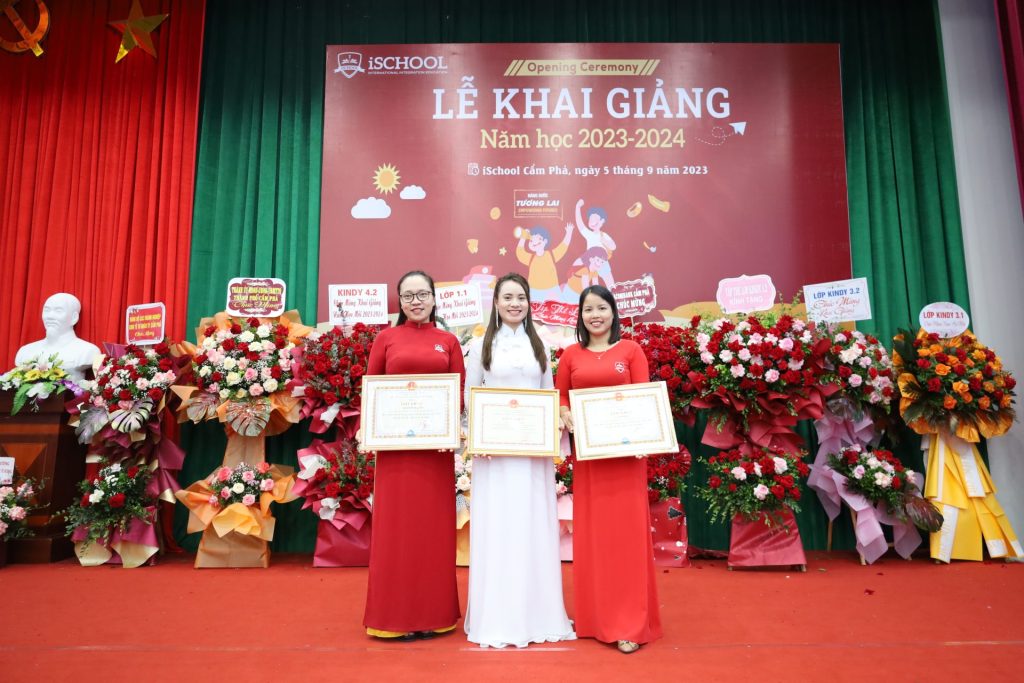 3 GƯƠNG MẶT GIÁO VIÊN, CÁN BỘ QUẢN LÝ TIÊU BIỂU NHẬN BẰNG KHEN CỦA CHỦ TỊCH UBND THÀNH PHỐ VÀ SỞ GIÁO DỤC & ĐÀO TẠO THÀNH PHỐ CẨM PHẢ