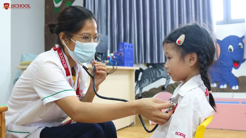Chú trọng việc thăm khám, tầm soát các dịch bệnh theo mùa cho bé mầm non