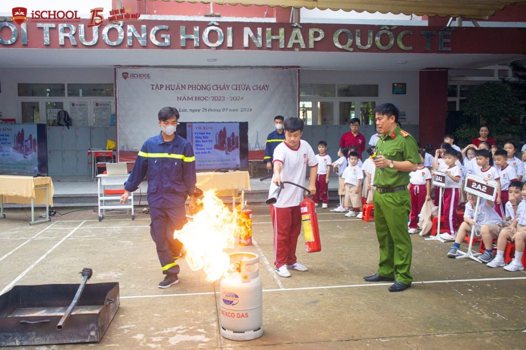 iSers Long An thực hành kỹ năng phòng cháy chữa cháy và cứu nạn cứu hộ