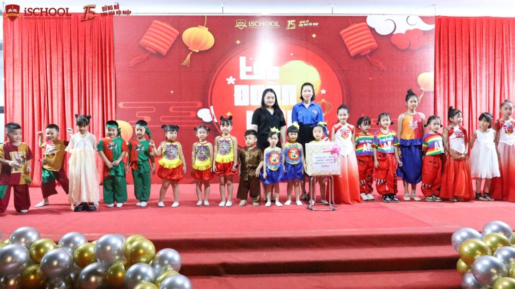 ĐẠI DIỆN UBND PHƯỜNG CẨM BÌNH TRAO QUÀ TẾT TRUNG THU CHO CÁC EM HỌC SINH iSCHOOL CẨM PHẢ VÀ HỌC SINH CÓ HOÀN CẢNH KHÓ KHĂN TRÊN ĐỊA BÀN