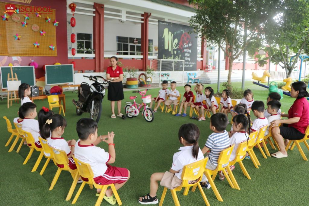 MẦM NON iSCHOOL BẠC LIÊU: TÌM HIỂU VỀ XE MÁY VÀ XE ĐẠP VỚI CHỦ ĐỀ “BÉ VỚI GIAO THÔNG”