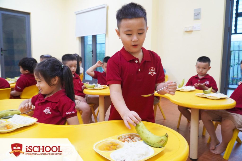 iSCHOOL QUẢNG TRỊ: RÈN LUYỆN KỸ NĂNG TỰ PHỤC VỤ CHO TRẺ MẦM NON!
