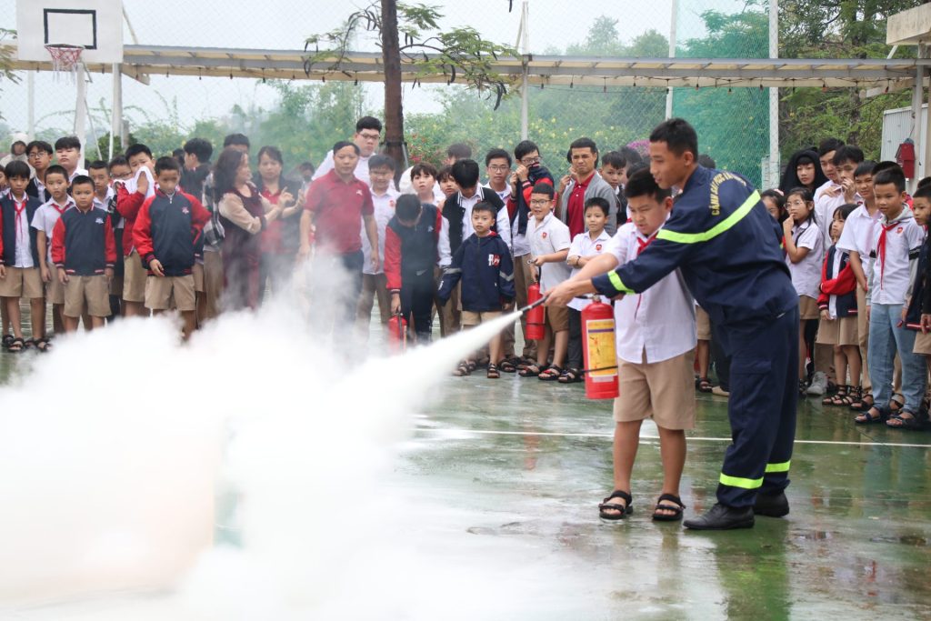 Hơn 1000 giáo viên, nhân viên và học sinh tham gia tập huấn kỹ năng PCCC & CNCH