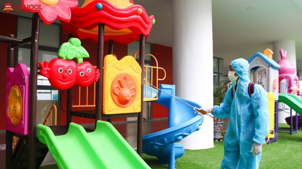 Mầm non iSchool Ninh Thuận: Phun thuốc xịt muỗi và khử khuẩn theo định kỳ