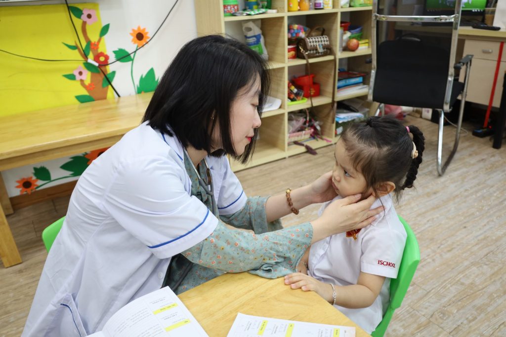 HỌC SINH iSCHOOL CẨM PHẢ KHÁM SỨC KHỎE ĐỊNH KỲ ĐẦU NĂM