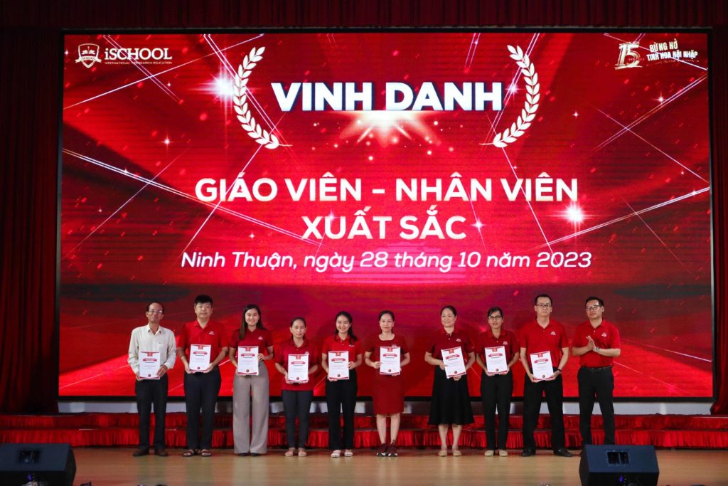 Vinh danh Giáo viên – Nhân viên xuất sắc tháng 10.2023