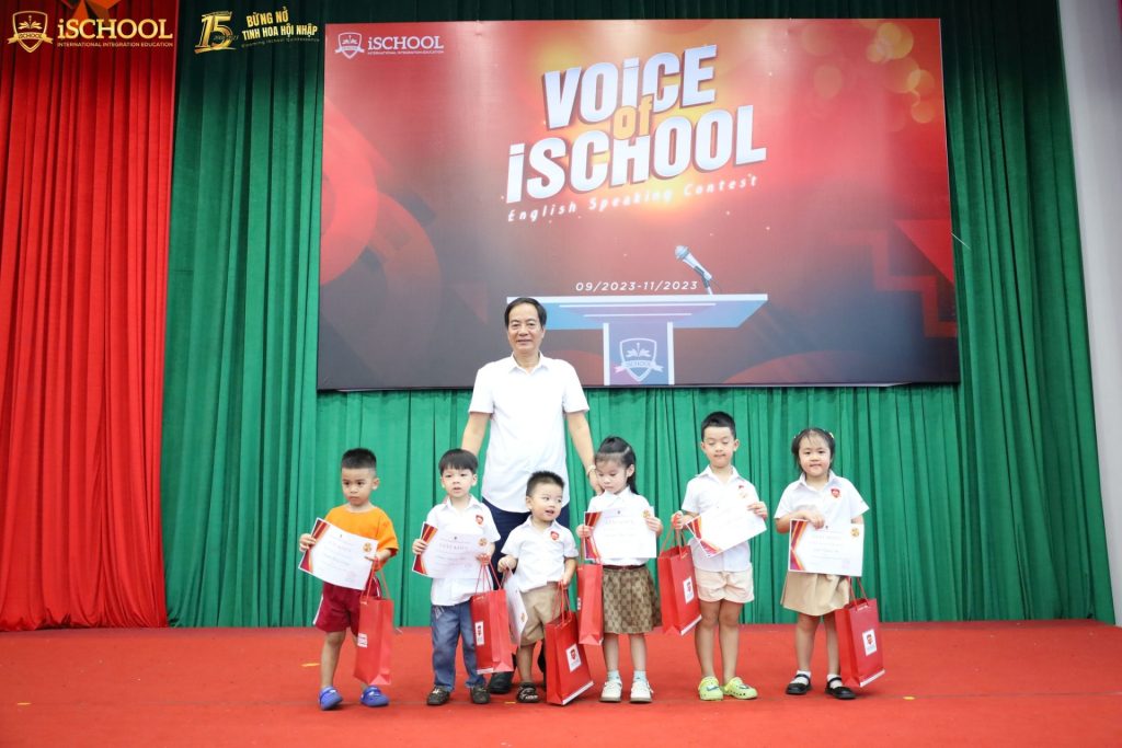 LỄ VINH DANH GIÁO VIÊN, NHÂN VIÊN VÀ HỌC SINH CÓ THÀNH TÍCH NỔI BẬT THÁNG 10