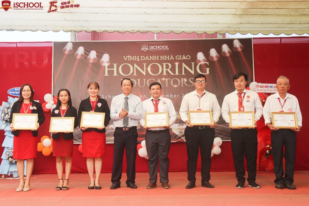 Vinh danh những nhà giáo tiêu biểu iSchool long an