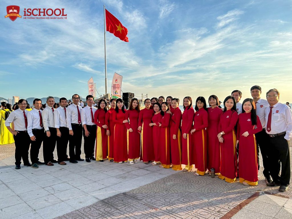 iSCHOOL NHA TRANG: THAM DỰ LỄ CHÀO CỜ ĐẦU THÁNG 11 TẠI QUẢNG TRƯỜNG 2/4 – NHA TRANG