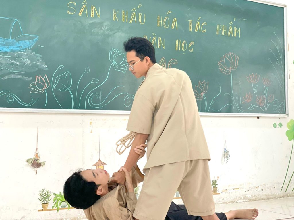 iSCHOOL LONG XUYÊN: GIỚI THIỆU MỘT TÁC PHẨM VĂN HỌC BẰNG HÌNH THỨC SÂN KHẤU HÓA
