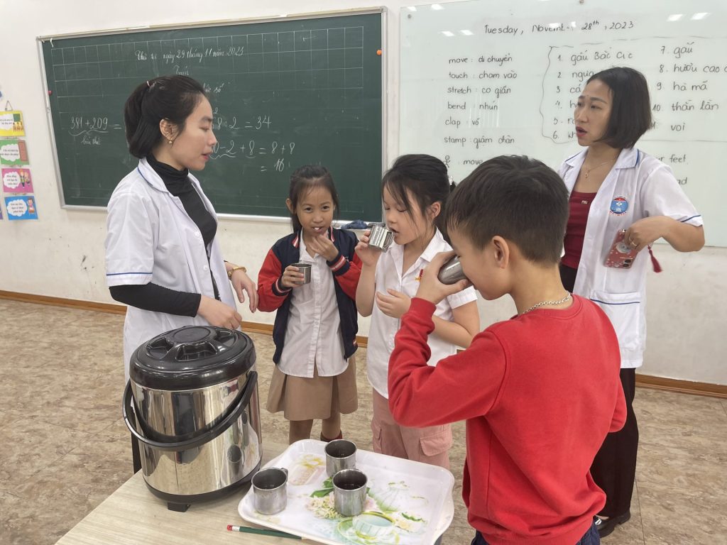 TỔ CHỨC UỔNG THUỐC TẨY GIUN CHO HỌC SINH TIỂU HỌC