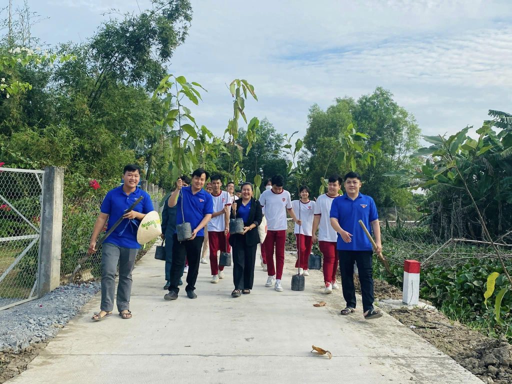 iSchool Long An trồng hơn 400 cây xanh trong chiến dịch”iSchool for community”phòng chống biến đổi khí hậu