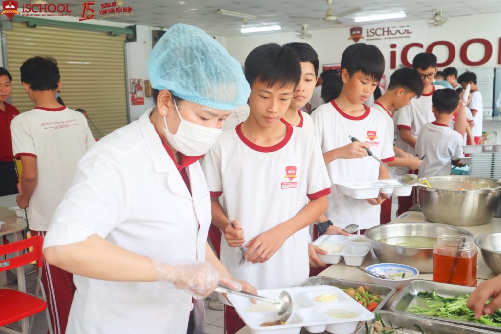 Dịch vụ bán trú tại iSchool Long An: Cung cấp bữa ăn cân bằng dinh dưỡng