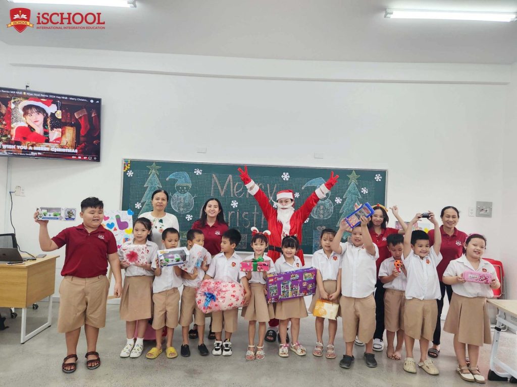 SANTA CLAUS IS COMING TO iSCHOOL BẠC LIÊU