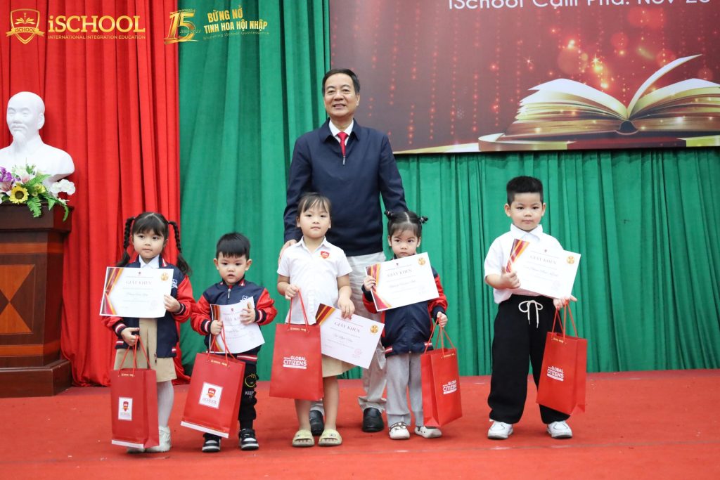LỄ VINH DANH GIÁO VIÊN, NHÂN VIÊN VÀ HỌC SINH CÓ THÀNH TÍCH NỔI BẬT THÁNG 11