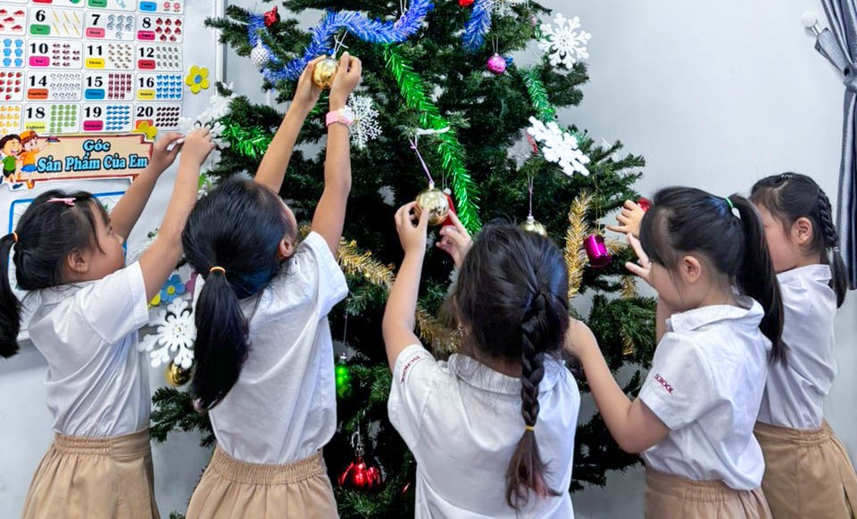 iSers thích thú trang trí cây thông đón Noel