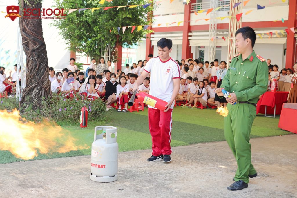 iSchool Rạch Giá tổ chức chuyên đề phòng cháy chữa cháy