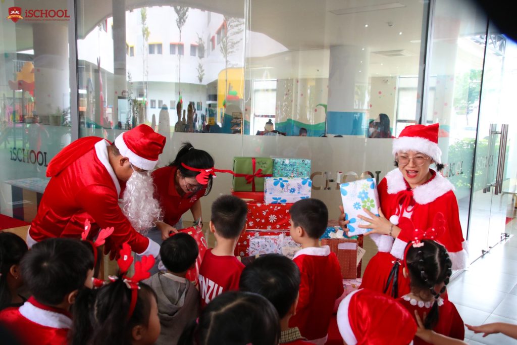 Ông già Noel, bà già Noel tặng quà cho các bạn nhỏ