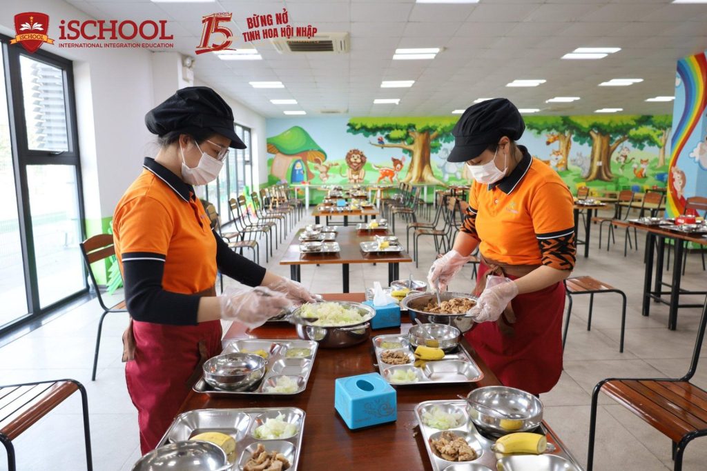 HÀNG TRĂM SUẤT ĂN NGON MỖI NGÀY TỪ SỰ TẬN TÂM CỦA CÁC “CÔ NUÔI” iSCHOOL CẨM PHẢ